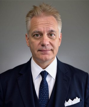 Portrait of Dr. Warren Henslee, MD – board-certified internal medicine physician at Nova Patient Care, serving patients in Falls Church and Kingstowne, VA